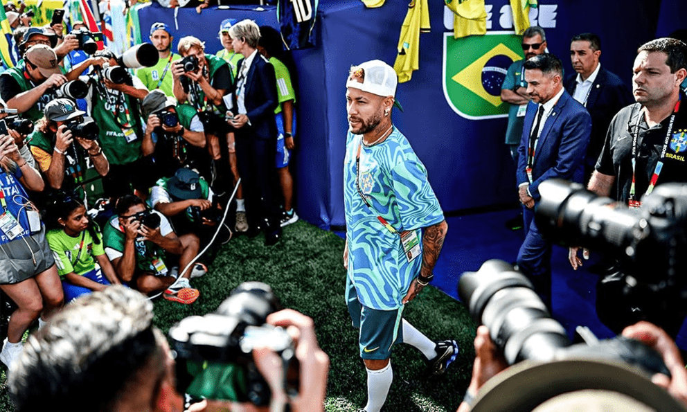Neymar bị hàng trăm ống kinh 