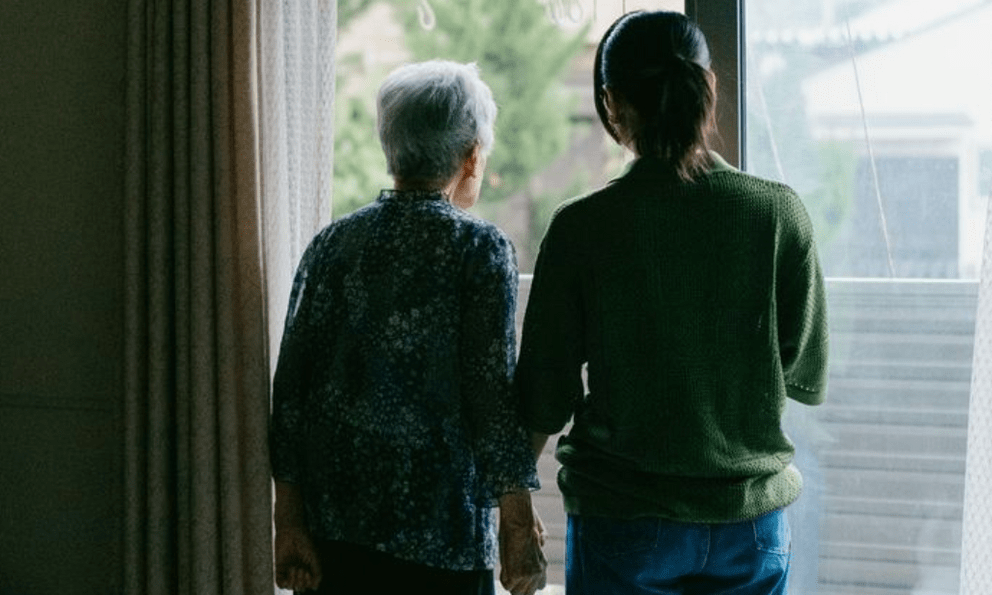 Điều chua xót nhất của những người con báo hiếu: “Không ai muốn mua nhà để nhốt bố mẹ mình cả”