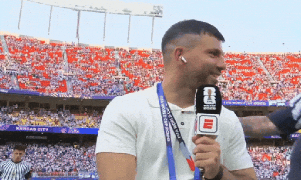 Viral một giây Messi hôn 