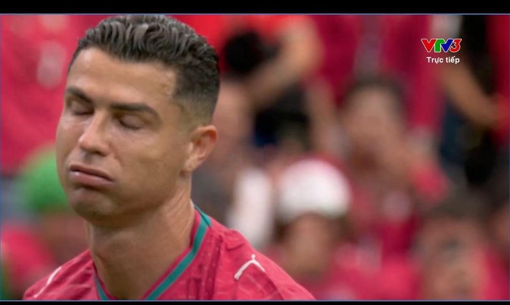 Ronaldo cay đắng rời sân trong tiếng hô vang 