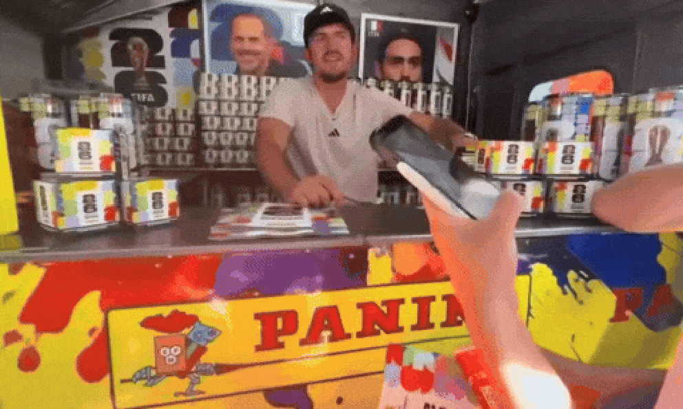 Đam mê khó bỏ: Harry Maguire được bắt gặp mở sạp phát sticker World Cup dù bị tuyển Anh loại cay đắng