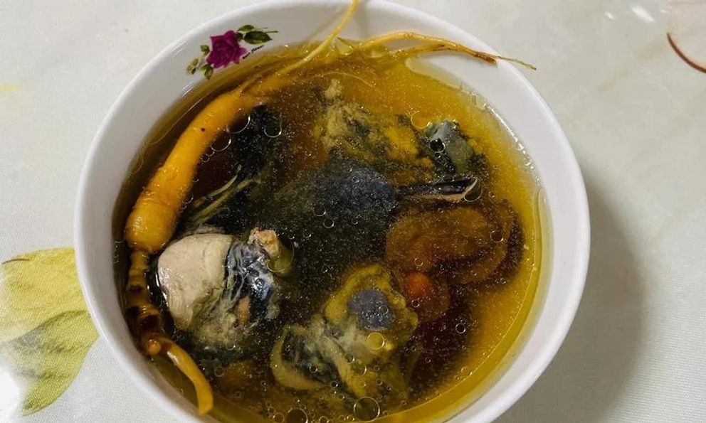 Người đàn ông 30 năm không uống 1 giọt rượu nhưng men gan cao gấp 10 lần bình thường, thủ phạm là món canh “đại bổ”