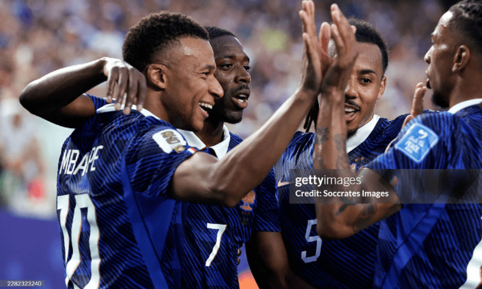 Pháp 3-0 Iraq: Mbappe lập cú đúp áp sát kỉ lục ghi bàn của Messi, Dembélé toả sáng, trận đấu gián đoạn 2 tiếng vì mưa bão