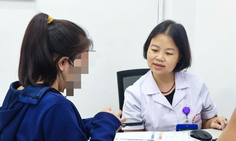 Hơn một thập kỷ kiên trì điều trị, hai mẹ con ở Hà Nội vỡ òa hạnh phúc khi bác sĩ thông báo đẩy lùi viêm gan B mạn tính