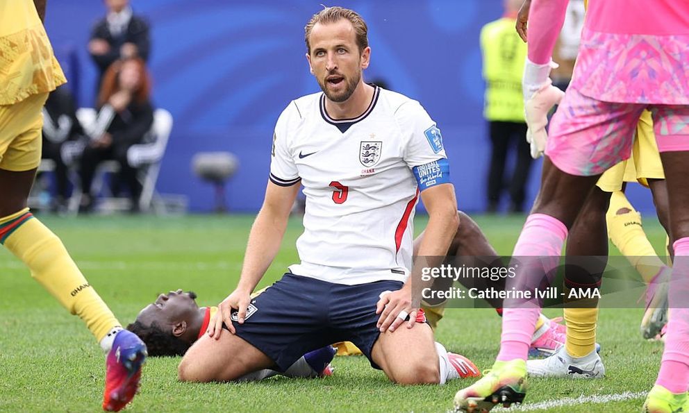 Harry Kane sút 