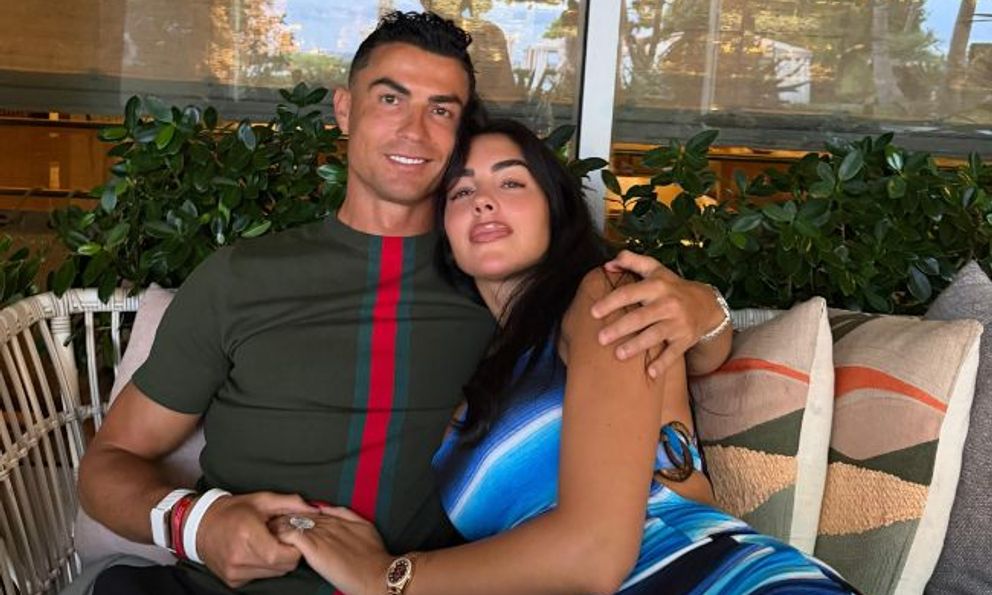 10 triệu lượt thả tim cho bức ảnh Ronaldo ôm mỹ nhân nóng bỏng giữa lúc đang là tâm điểm World Cup 2026