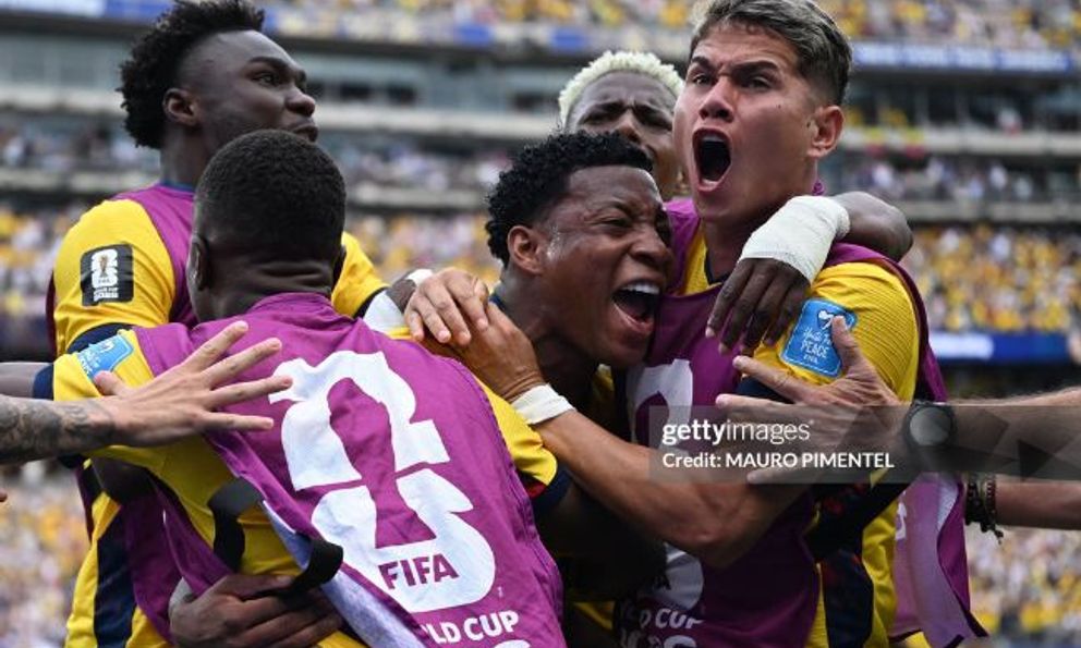 Điên rồ: Ecuador lội ngược dòng quả cảm đánh bại 