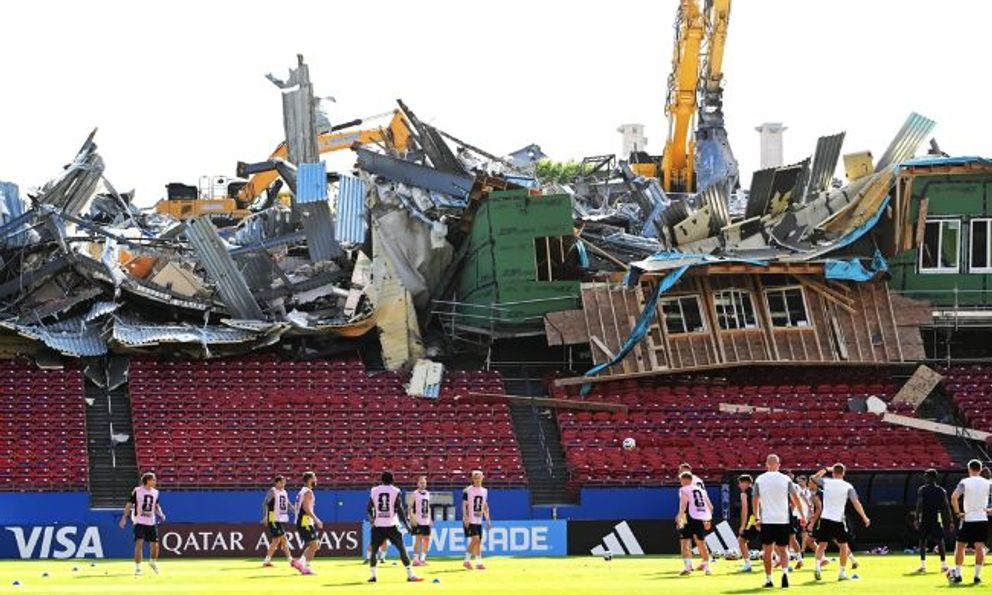 Không thể tin nổi: Dàn sau triệu đô World Cup 2026 phải tập luyện cạnh công trường đổ nát, ngỡ ngàng thốt lên 