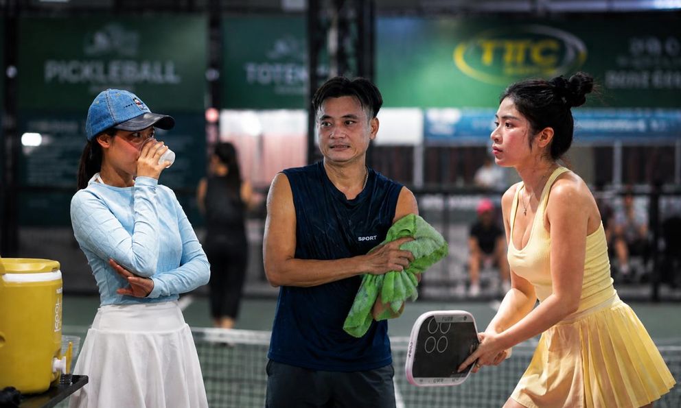Sân pickleball ở TP.HCM vẫn kín người giữa cái nóng gần 40 độ C: Làm gì để không kiệt sức trên sân?