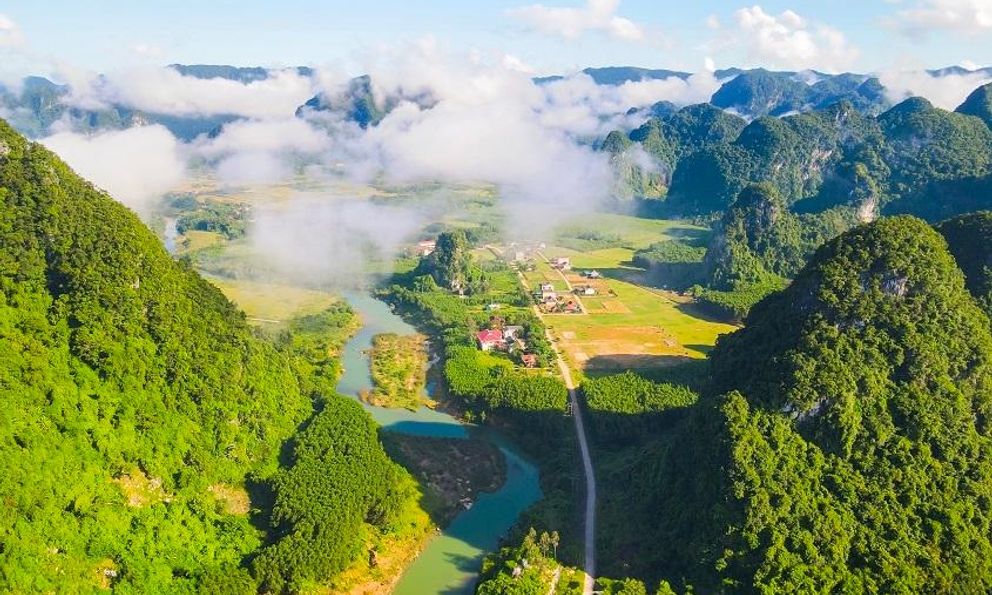 Việt Nam có ngôi làng cứ lũ về là nhà cửa nổi bồng bềnh, nay lột xác thành đặc sản hái ra tiền và ẵm trọn giải thưởng tốt nhất thế giới