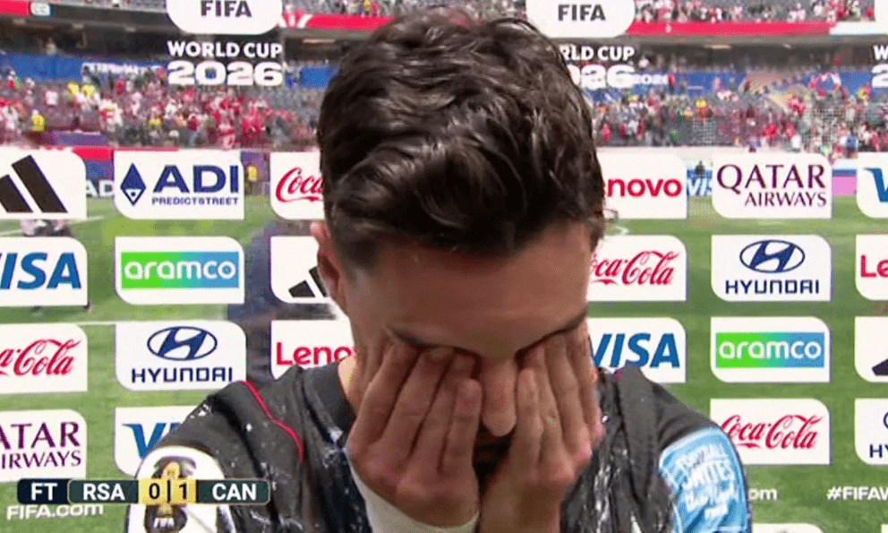 Mẹ qua đời vì ung thư, bố mất vì đau tim, sao World Cup bật khóc nức nở tưởng nhớ song thân khi ghi bàn thắng lịch sử ở World Cup