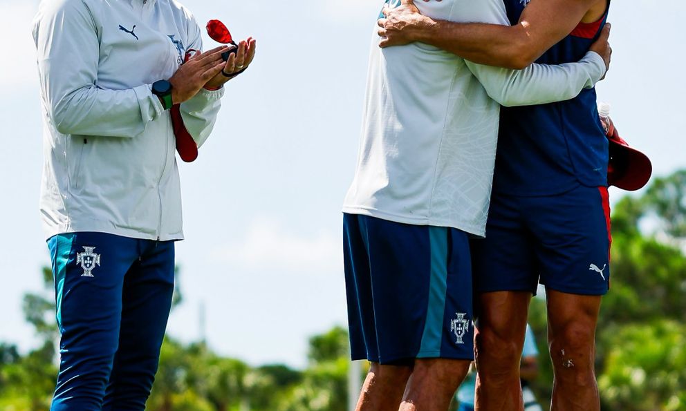 Khoảnh khắc Ronaldo xúc động, ôm chặt chia buồn với nỗi đau mất cha của trợ lý HLV Bồ Đào Nha 
