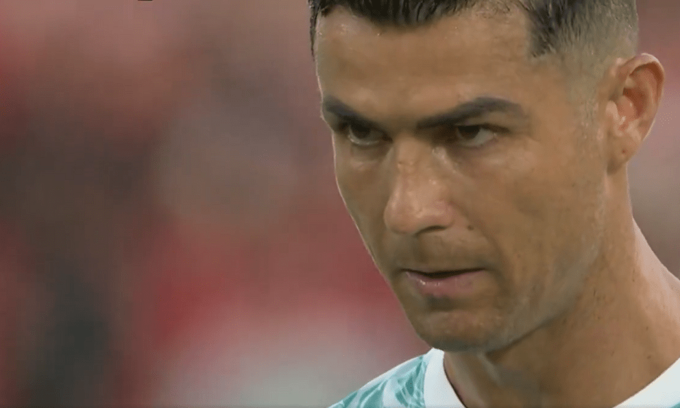 Ronaldo lẩm bẩm điều gì trước khi sút thành công quả 11m? 