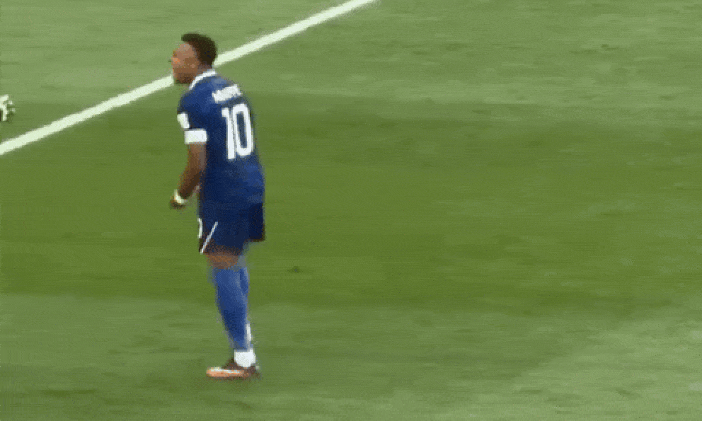 Hết trận vẫn còn xấu tính: Mbappe bị ném cả quả bóng vào lưng vì phớt lờ cái bắt tay của thủ môn Paraguay