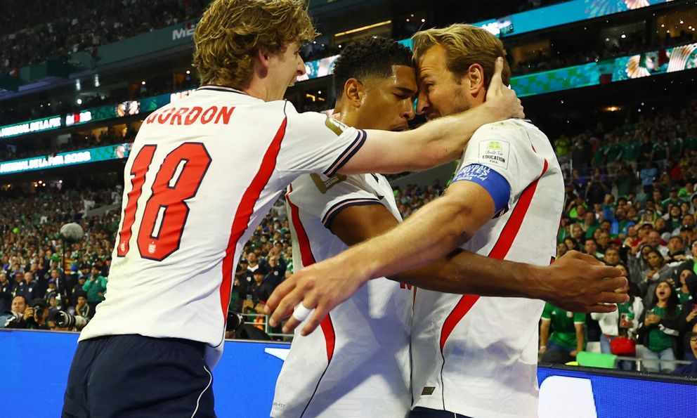 Harry Kane bị CĐV Mexico hắt bia và coca xối xả vào người người khi ăn mừng bàn thắng