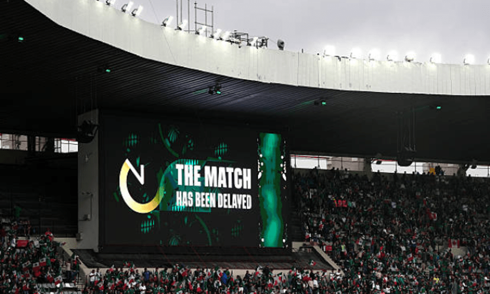 Trận Anh vs Mexico tại World Cup 2026 chính thức bị hoãn 1 tiếng vì giông bão đổ bộ, giờ bóng lăn liên tục thay đổi, CĐV la 