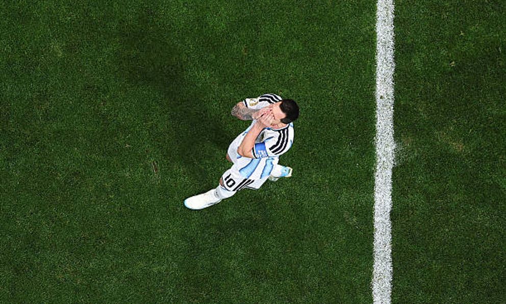Messi đi vào lịch sử, trở thành cầu thủ đầu tiên trên thế giới sút trượt 2 quả penalty tại 1 kỳ World Cup 