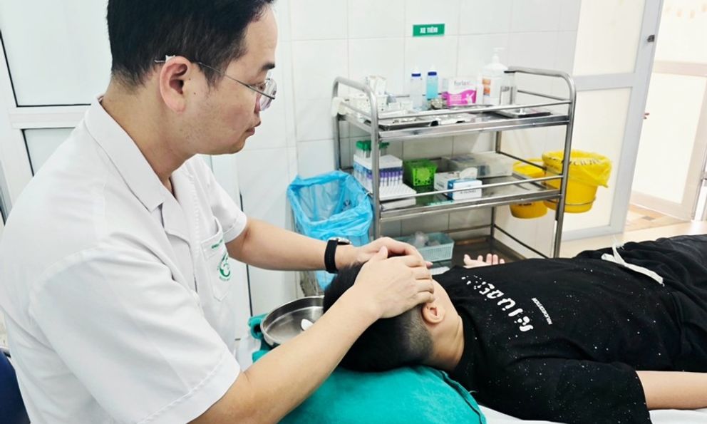 Bệnh viện Bạch Mai liên tiếp tiếp nhận trẻ bị liệt mặt: Cảnh báo dấu hiệu cha mẹ tuyệt đối không được chủ quan