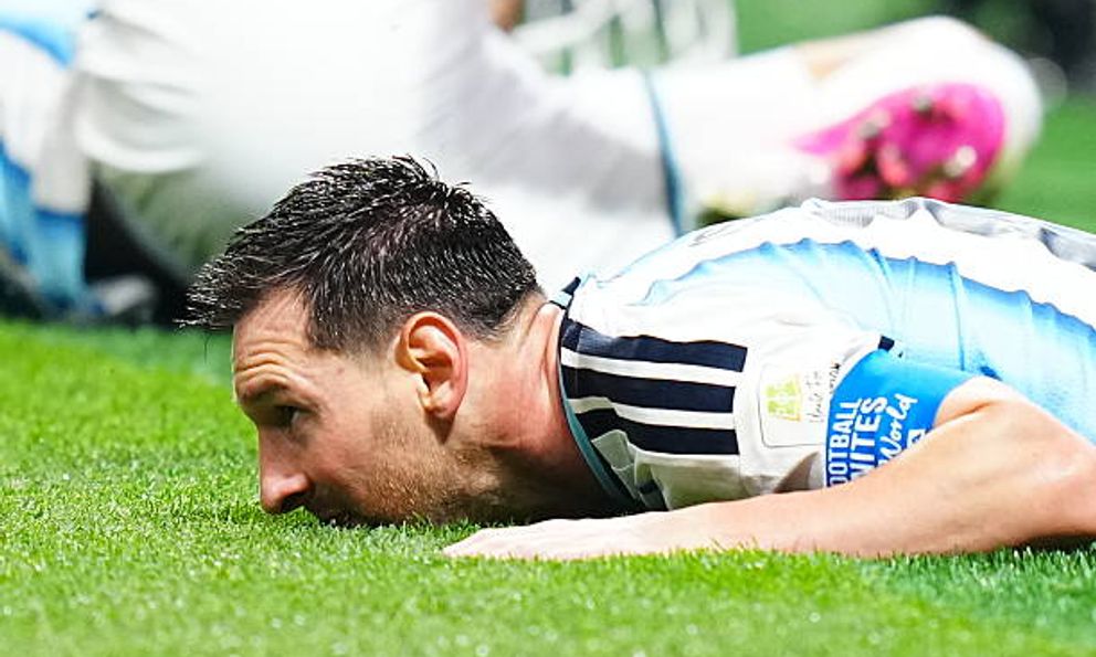 Vì sao Messi hay đá hỏng penalty?