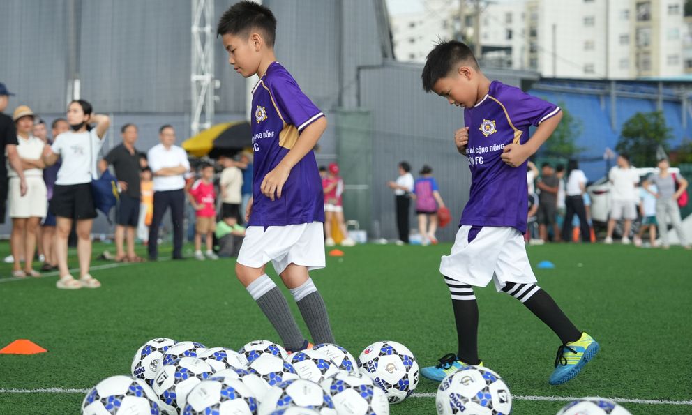 Hà Nội FC khai giảng trung tâm bóng đá cộng đồng: Trải nghiệm môi trường chuyên nghiệp với giá 