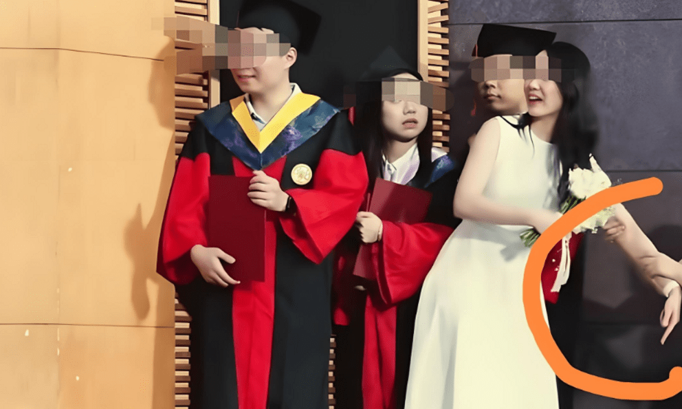 Khoảnh khắc cầu hôn ngay lễ trao bằng tiến sĩ khiến MXH chia phe: Người khen lãng mạn, người chê phá luật