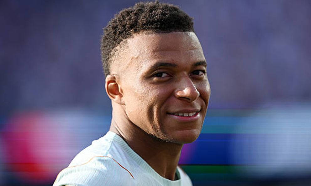 Mbappe tự kiếm penalty, tự đá hỏng rồi tự 