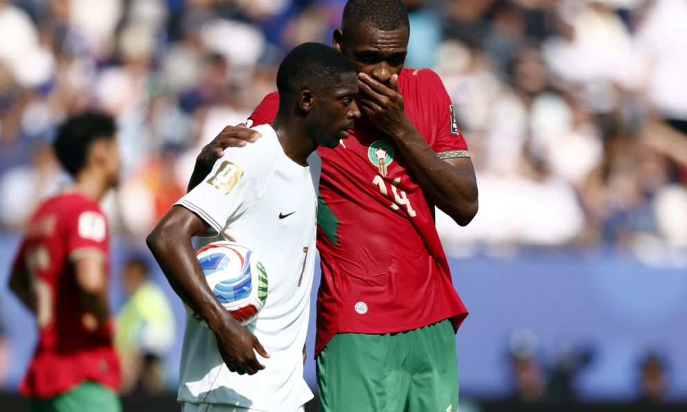 Cầu thủ Maroc che miệng nói chuyện với Dembele thách thức luật FIFA, 