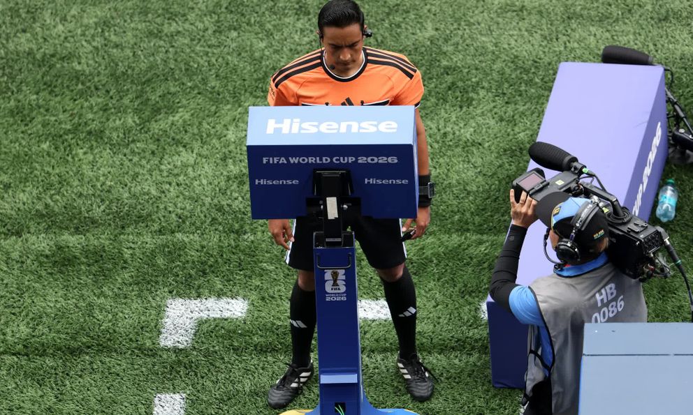 FIFA thay đổi quy trình VAR tại tứ kết World Cup sau làn sóng tranh cãi gay gắt và cáo buộc dàn xếp tỉ số 