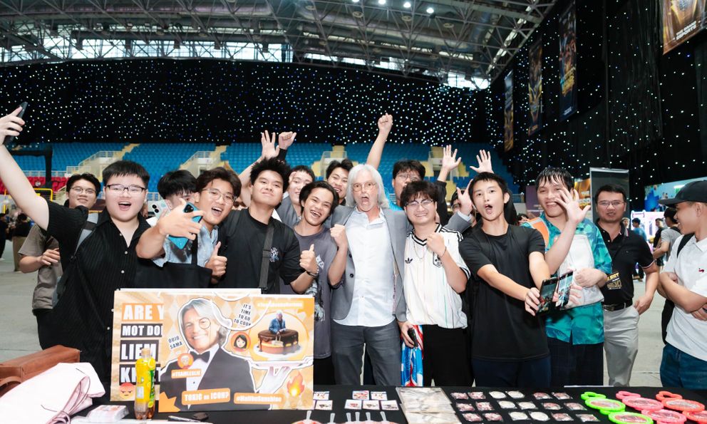 Đầu bếp Mỹ “Thánh Liêm” Leslie Gilliams ký tặng gần 1.000 người hâm mộ tại The Grand Esports