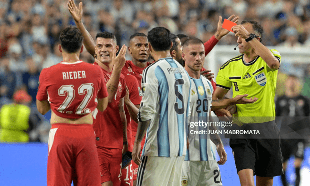 Thua Argentina, sao Thuỵ Sĩ bức xúc vì tình huống VAR can thiệp dẫn tới thẻ đỏ: FIFA phải giải thích chuyện này cho chúng tôi!