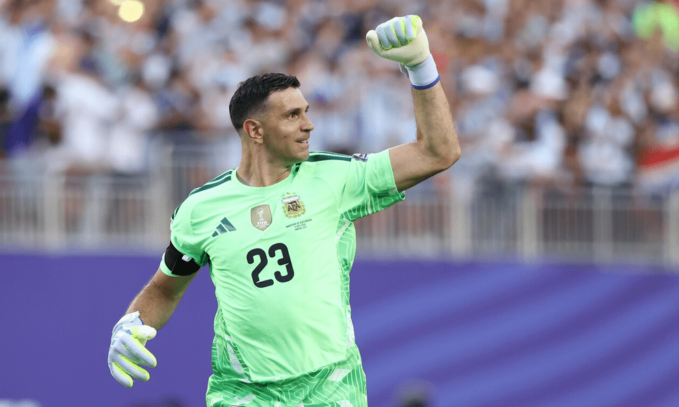 Thủ môn Emiliano Martínez cứu thua xuất thần ở trận thắng Thuỵ Sĩ: Người hùng World Cup 2022 đang trở lại lúc Argentina cần anh nhất!
