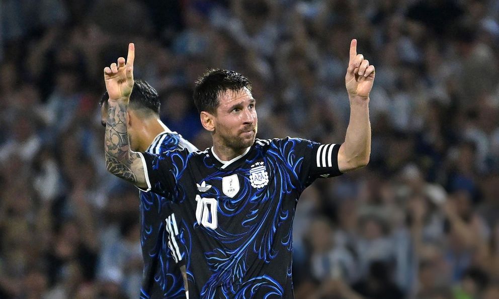 Argentina đệ đơn gửi FIFA xin đổi màu áo trận bán kết World Cup: Ký ức Maradona gợi về, tuyển Anh hãy coi chừng!