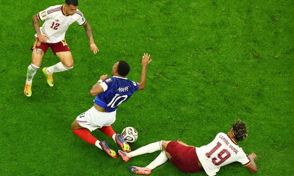 Lamine Yamal phạm lỗi thô bạo với Mbappe 