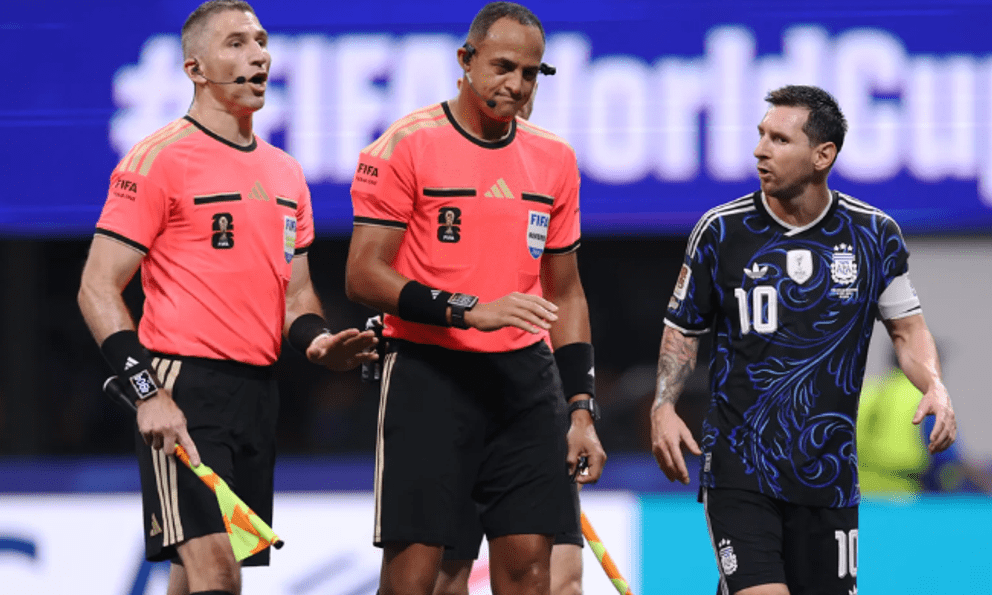 Không chê được tài năng của Messi, CĐV Anh quay sang nổi đoá vì khoảnh khắc siêu sao Argentina nói chuyện với vị trọng tài quen mặt
