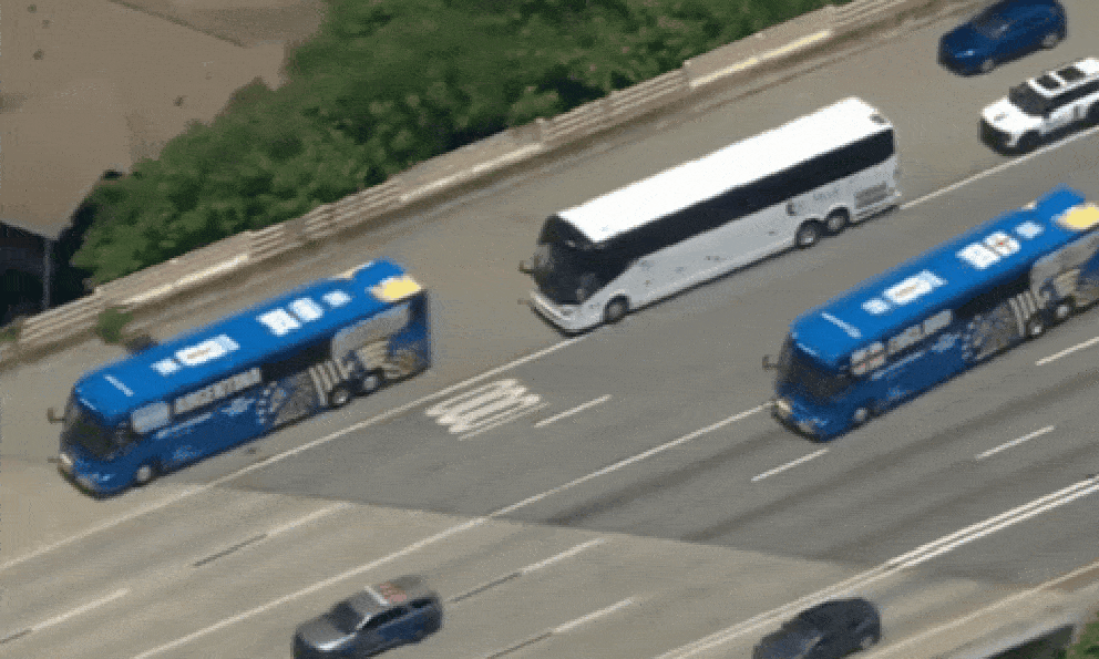 Đối chọi trên sân đã là gì, xe buýt tuyển Anh còn vượt xe buýt Argentina trên cao tốc gây bàn tán
