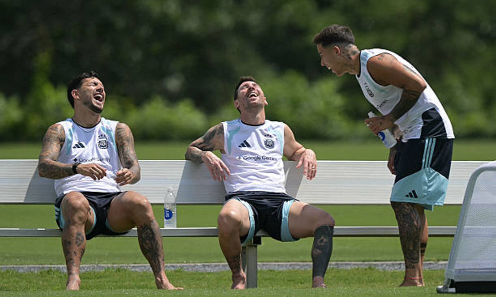 Messi lại bị bắt gặp ngồi 