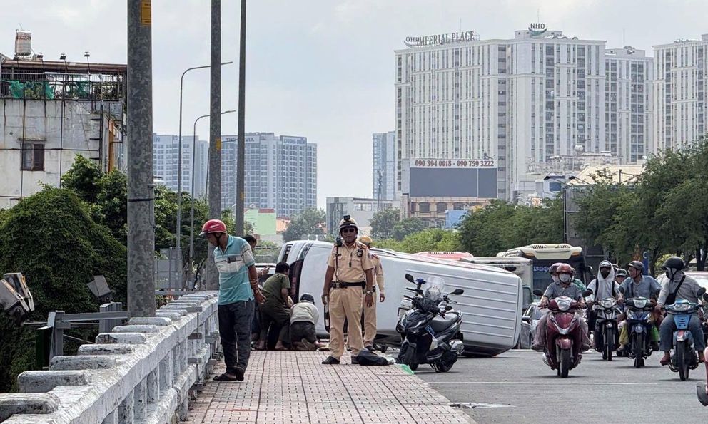 Lật xe trên cầu An Lạc, nam tài xế ở TP.HCM bất ngờ nhảy xuống kênh rồi đòi đánh người cứu