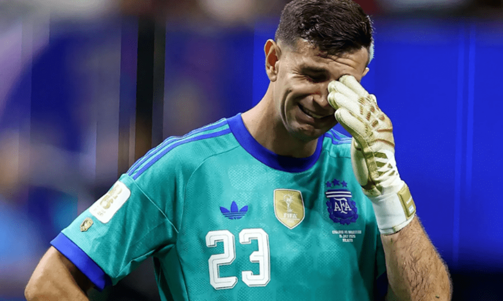 Bí mật phi thường của thủ môn Emiliano Martinez: Gãy ngón tay, không thể tập luyện nhưng vẫn bắt chính cho Argentina suốt World Cup