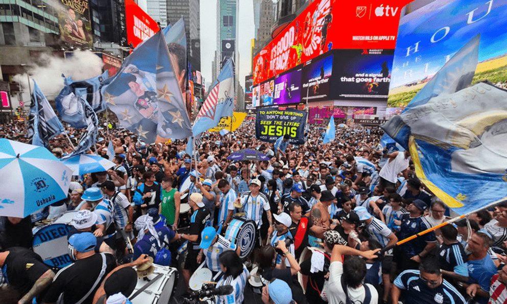 20.000 CĐV Argentina tạo thành biển người 