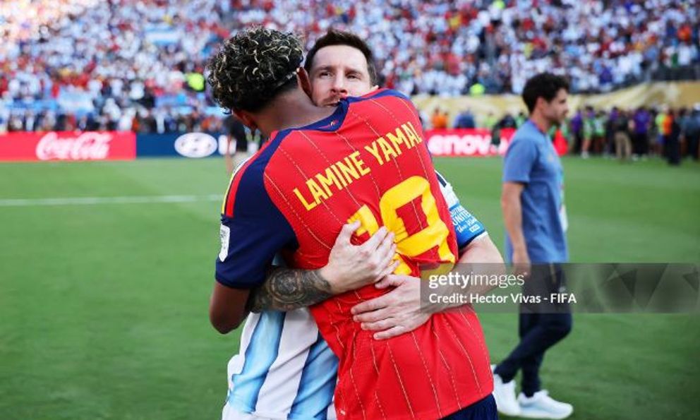 Xúc động khoảnh khắc Lamine Yamal tiến tới ôm chặt và an ủi Messi sau màn thư hùng lịch sử ở chung kết World Cup 2026