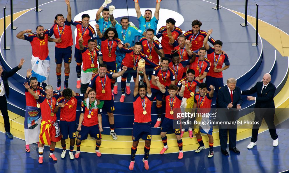 Vì sao các cầu thủ Tây Ban Nha mang những lá cờ khác nhau lên bục nhận cúp vô địch World Cup?