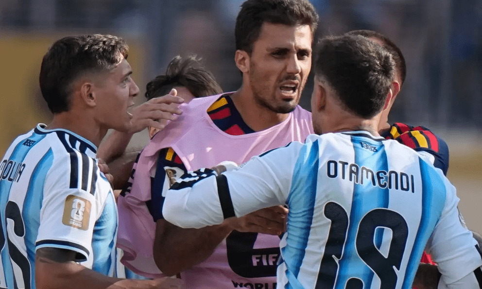 Khẩu chiến dữ dội: Cầu thủ Argentina gằn giọng chất vấn đội trưởng Tây Ban Nha vì 