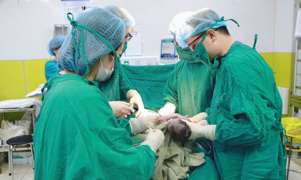 Hành trình 22 ngày giữ tam thai nghẹt thở: Mẹ Hà Nội sinh 3 con an toàn, bác sĩ cuối cùng được thở phào trong ca tam thai tự nhiên hiếm gặp
