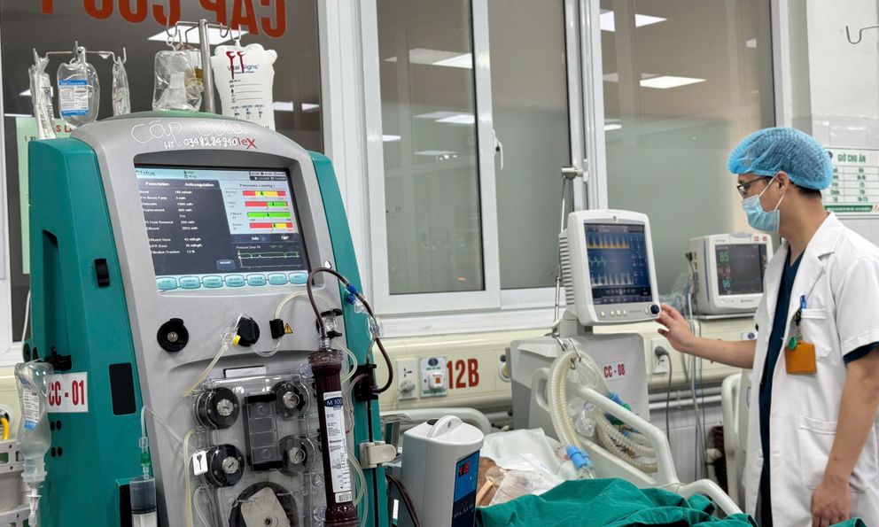 Người đàn ông Hà Nội hôn mê, pH máu tụt xuống 6,8: Bác sĩ phát hiện ngộ độc methanol nguy kịch, khẩn cấp cảnh báo