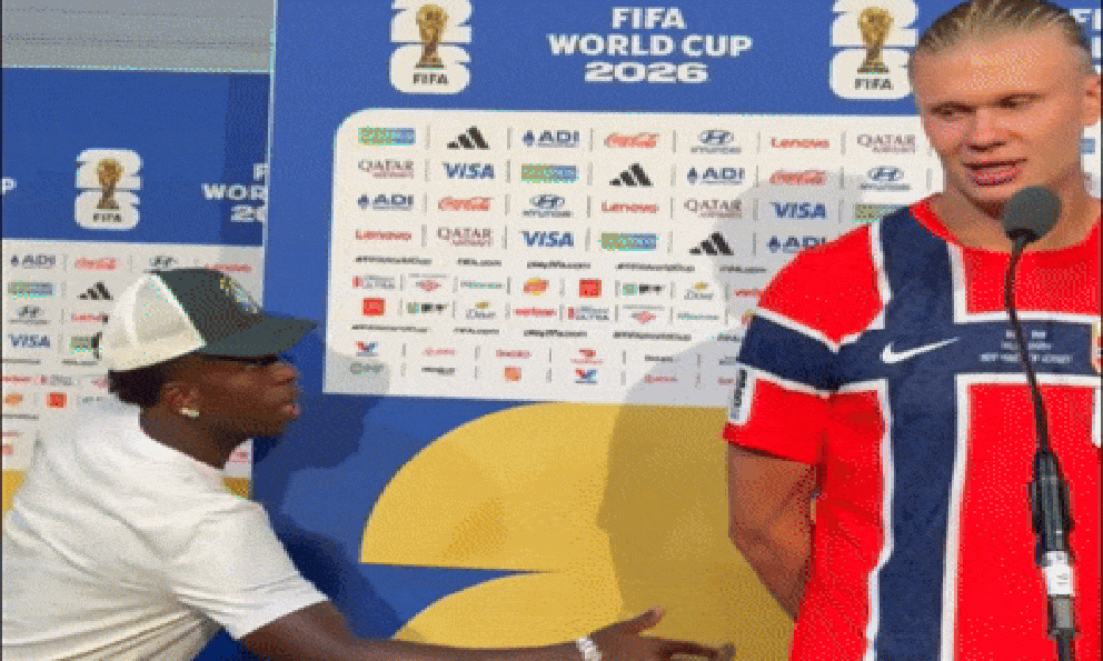 Vừa ôm nhau gây sốt ở World Cup, Vinicius lại bất ngờ rủ rê 