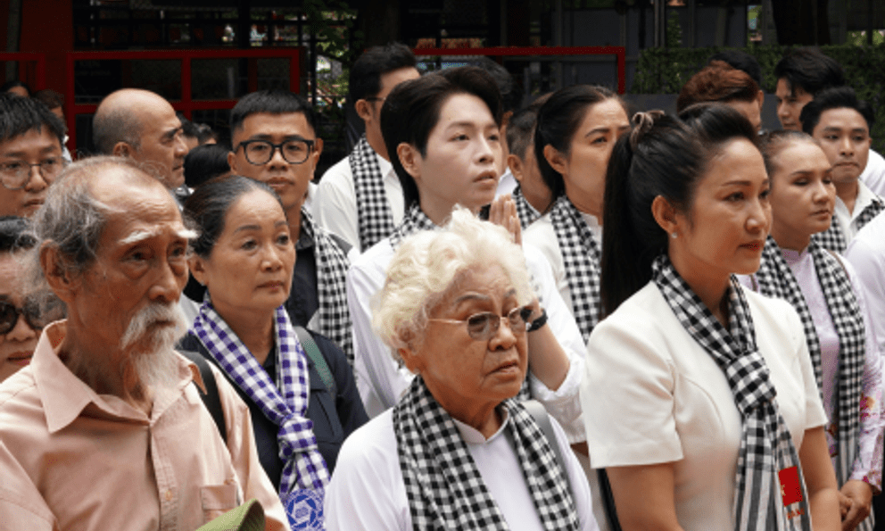 NSND Thanh Thuý, Đức Phúc và nghệ sĩ Việt xúc động tại lễ viếng Liệt sĩ tại Công viên Lê Thị Riêng