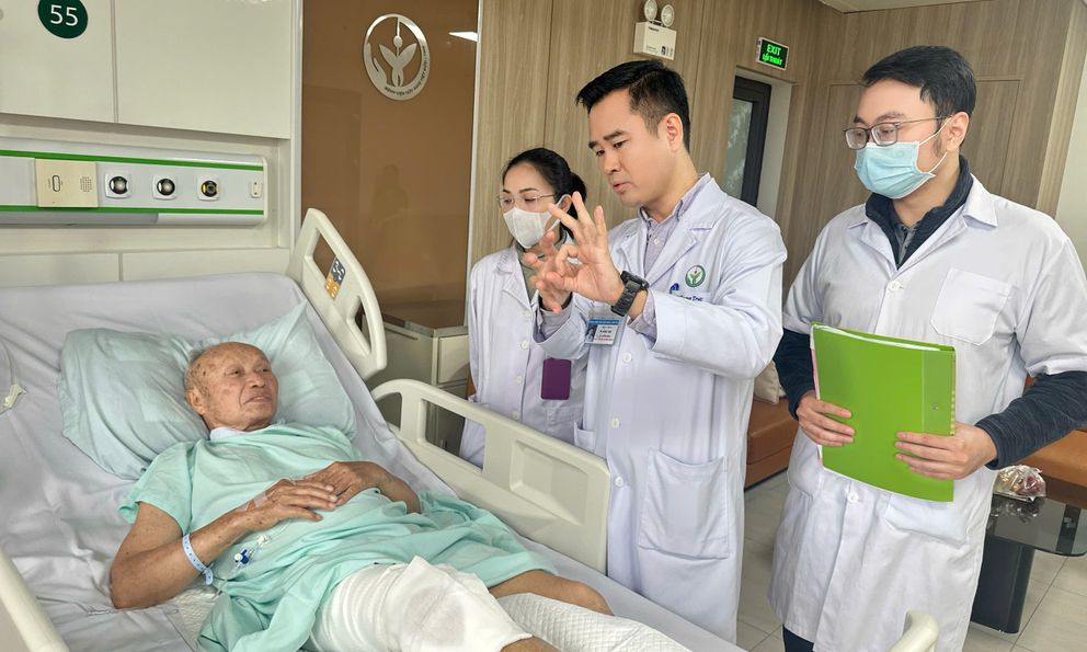 Hơn nửa thế kỷ đầu gối bị bắn nát liên tục chảy dịch vì vết đạn, cụ ông thương binh 85 tuổi khoẻ lại nhờ ca mổ 8 giờ