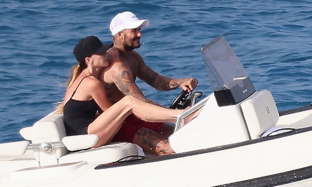 David Beckham và Victoria khiến dân tình nóng mặt với khoảnh khắc thân mật trên du thuyền