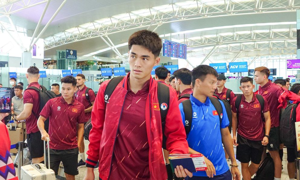 Đội tuyển Việt Nam tức tốc lên đường sang Indoneisa: Giờ là lúc cần tập trung, đừng thấy không thắng mà buồn