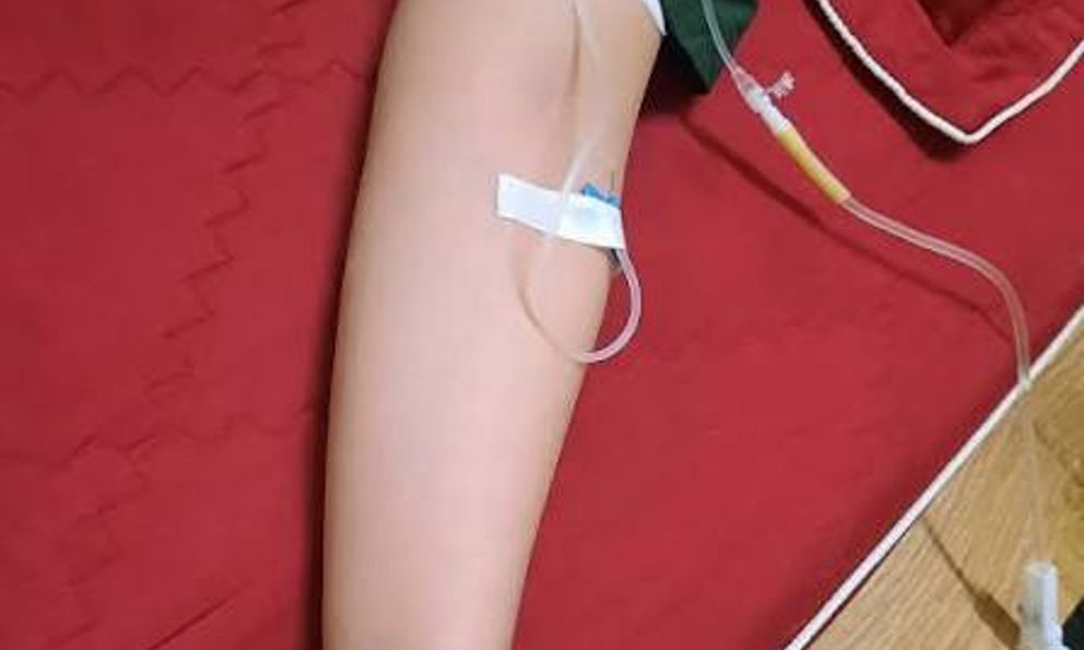 Tối mai bay châu Âu, hôm nay gọi người đến truyền dịch cho 